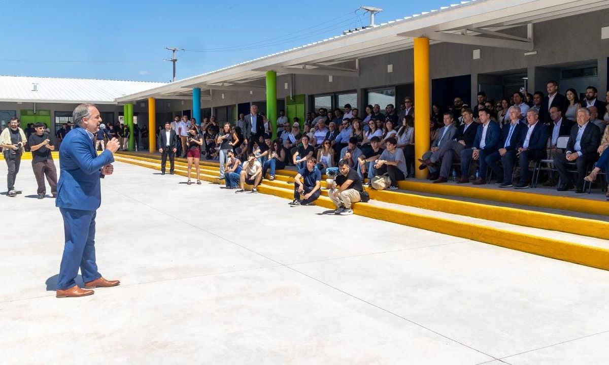 Stevanato había remarcado la necesidad de ampliar la infraestructura educativa para acompañar el crecimiento poblacional del departamento de Maipú. Stevanato había remarcado la necesidad de ampliar la infraestructura educativa para acompañar el crecimiento poblacional del departamento de Maipú.