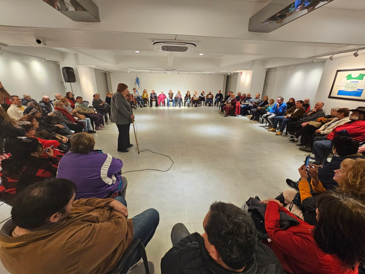 Los peronistas Omar Parisi y Lucas Ilardo se reunieron con jubilados como parte de la campaña para las elecciones 2023.