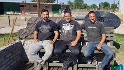 Pio De Amoriza, Carlos Arce y Leonardo Cano son tres amigos que crearon una fábrica de muebles realizados con plástico reciclado.&nbsp;