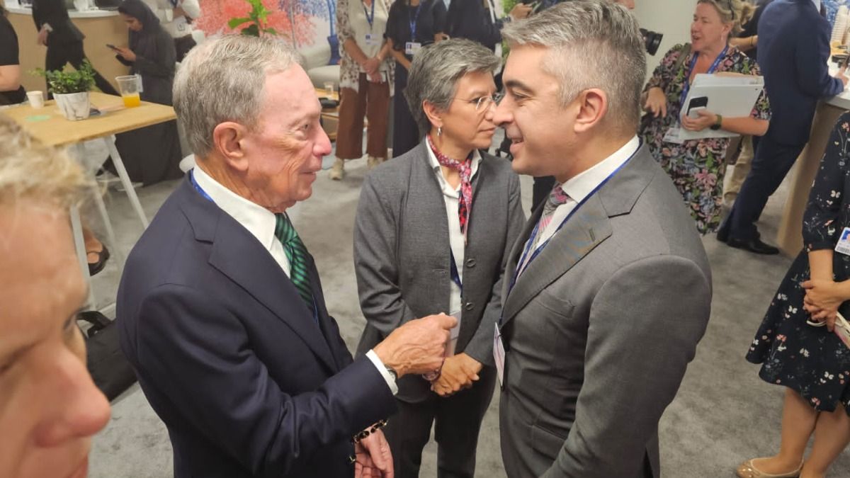 Bragagnolo junto a Mike Bloomberg. Bragagnolo junto a Mike Bloomberg.