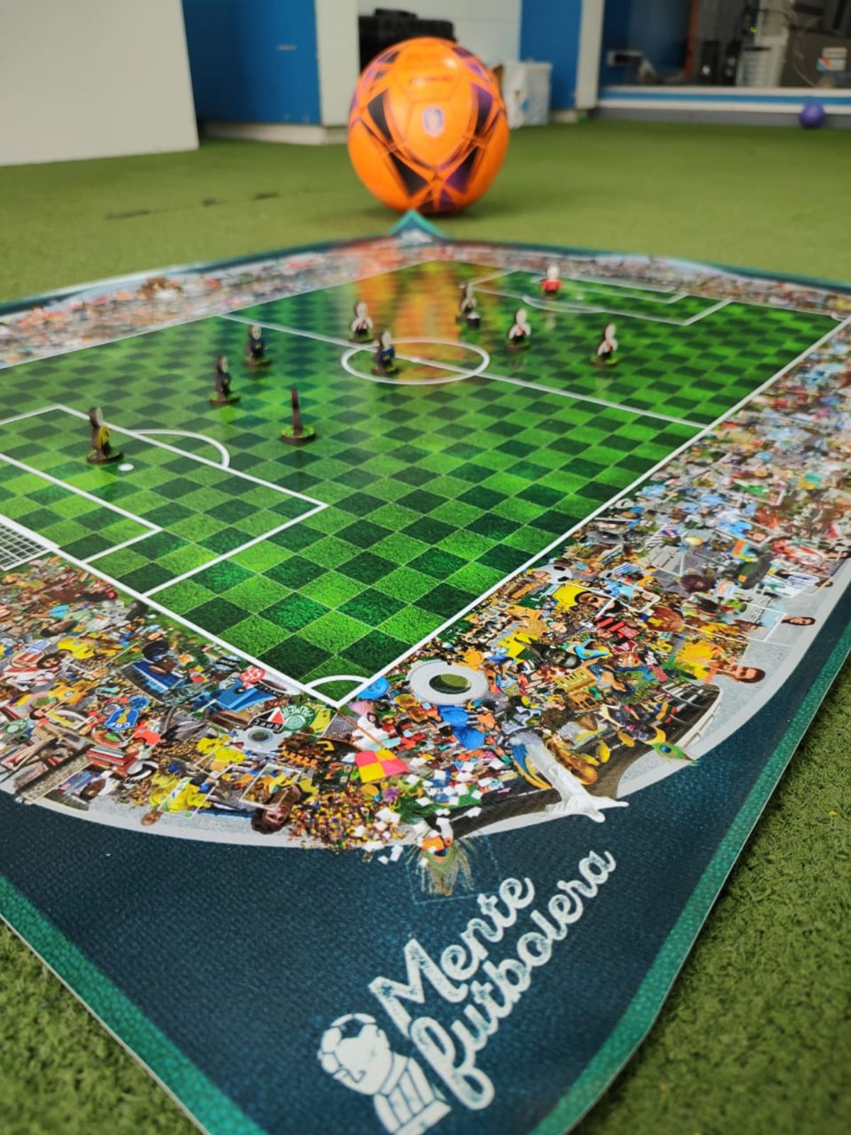 Este es el tablero flexible del juego Mente Futbolera, que permite jugar en una mesa o en el suelo, al aire libre.