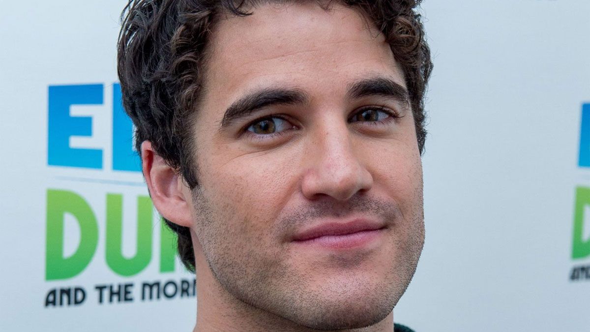 El actor Darren Criss interpreta a Raymond Ainsley en la serie Hollywood, de Netflix.