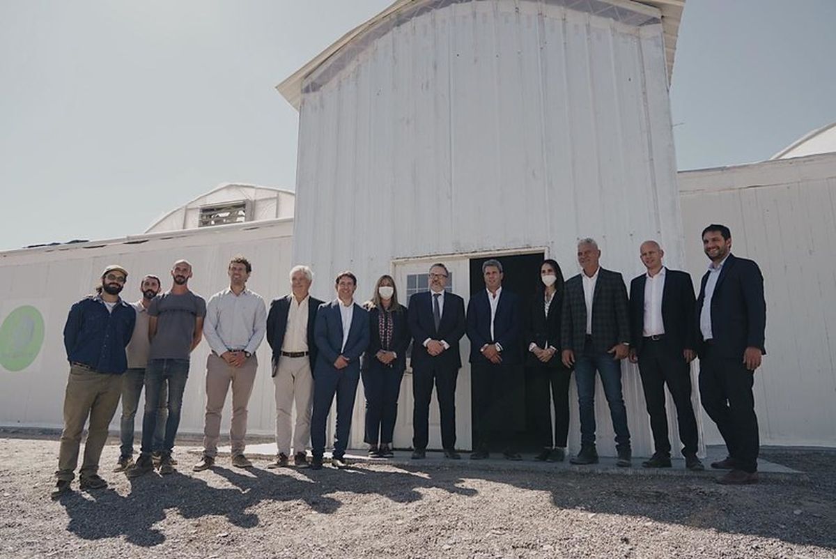 El gobernador de San Juan Sergio Uñac y el ministro de Desarrollo Productivo Matías Kulfas en una visita al predio de CanMe, la empresa estatal de la vecina provincia que explota el cannabis medicinal en la localidad de Sarmiento.
