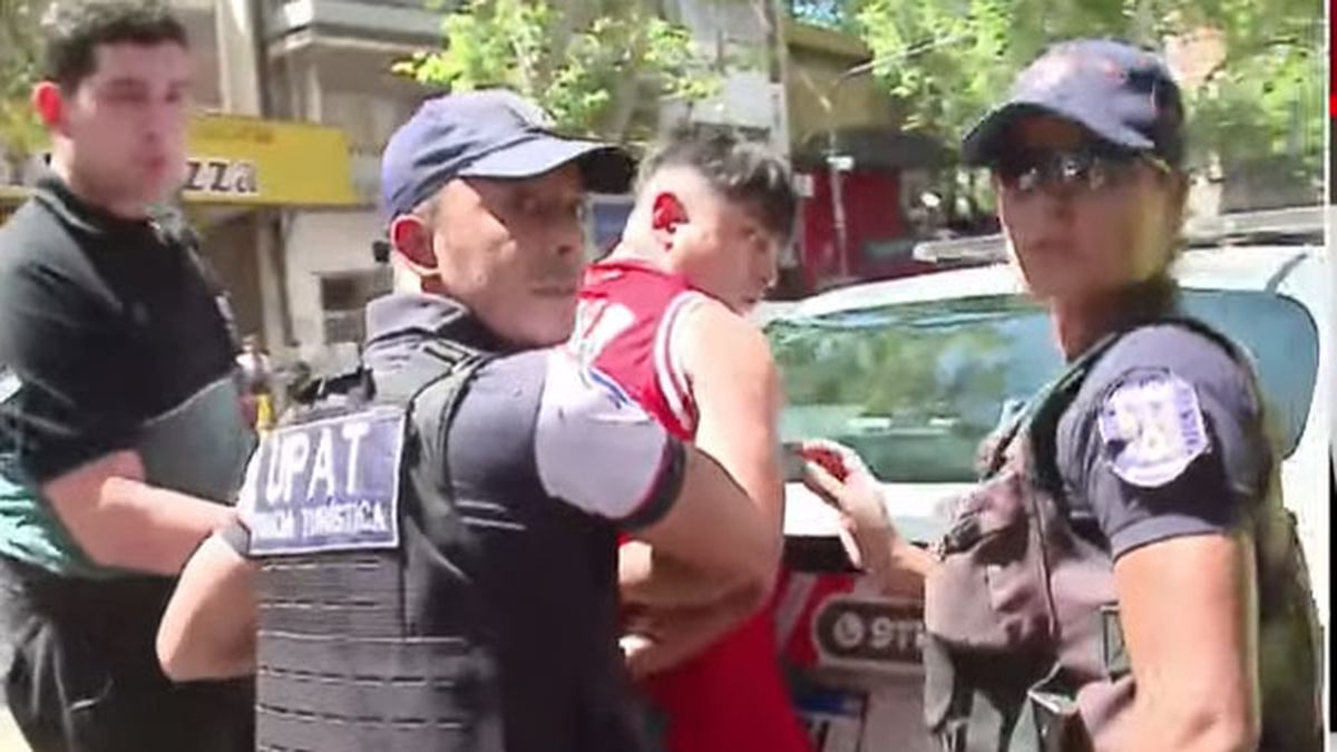 Minutos después llegaron policías y detuvieron a cinco personas. Captura de pantalla de Canal 7.