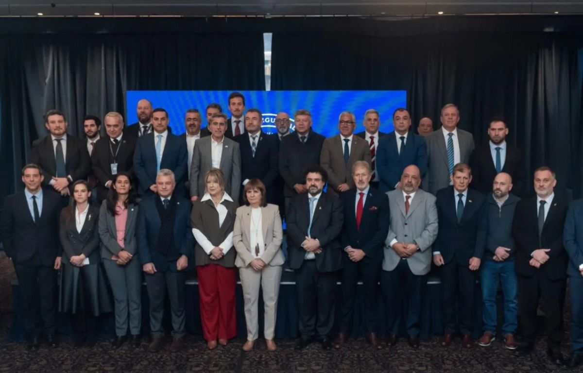 La ministra de Seguridad de la Nación, Patricia Bullrich, durante el homenaje a las víctimas de la AMIA. En el grupo hay al menos dos mendocinos: la ministra Mercedes Rus y el secretario de articulación federal, Néstor Majul. La ministra de Seguridad de la Nación, Patricia Bullrich, durante el homenaje a las víctimas de la AMIA. En el grupo hay al menos dos mendocinos: la ministra Mercedes Rus y el secretario de articulación federal, Néstor Majul.