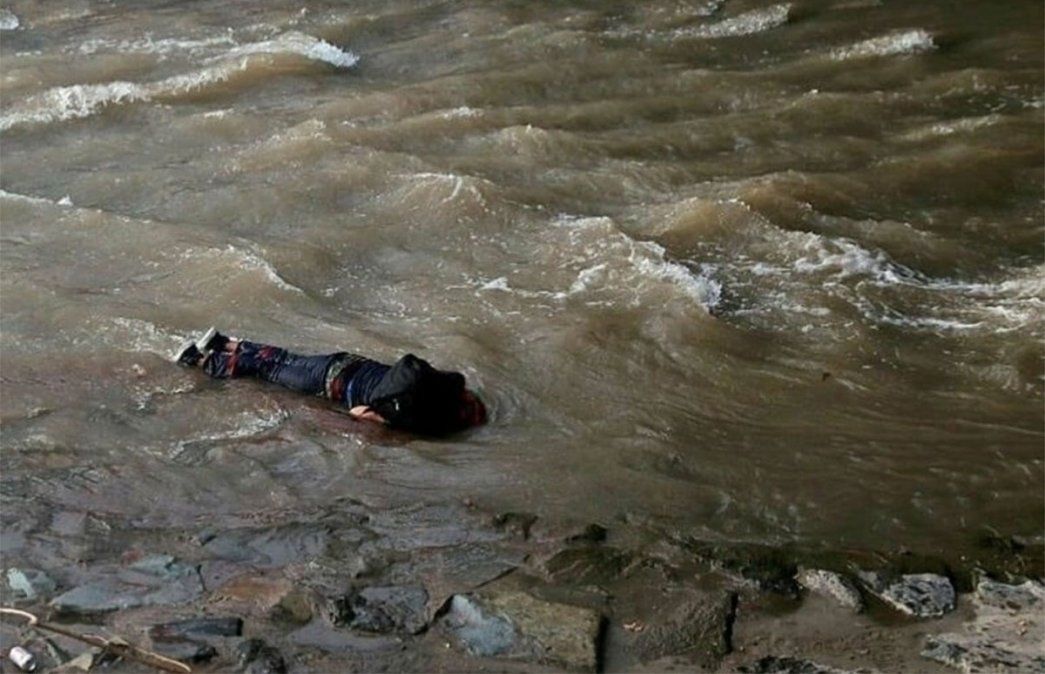 Detuvieron a un carabinero acusado de haber tirado a un joven desde un puente.