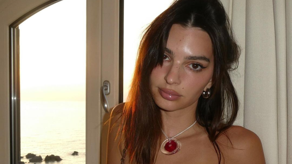 El crop top y la falda de punto que llevó Emily Ratajkowski son el hot item de este verano.