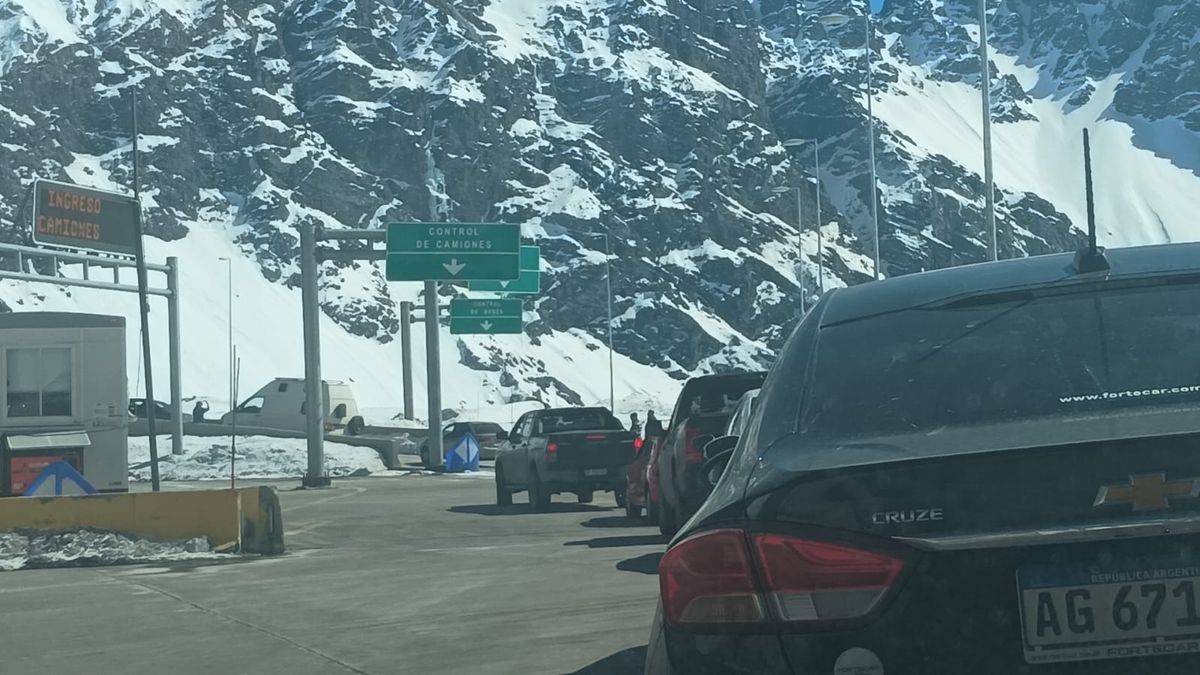 Autoridades chilenas advirtieron que podrían producirse demoras por la gran cantidad de vehículos que aguardan cruzar a Chile.