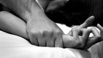 Una mujer denunció a su pareja por obligarla a tener sexo y atarla a una silla