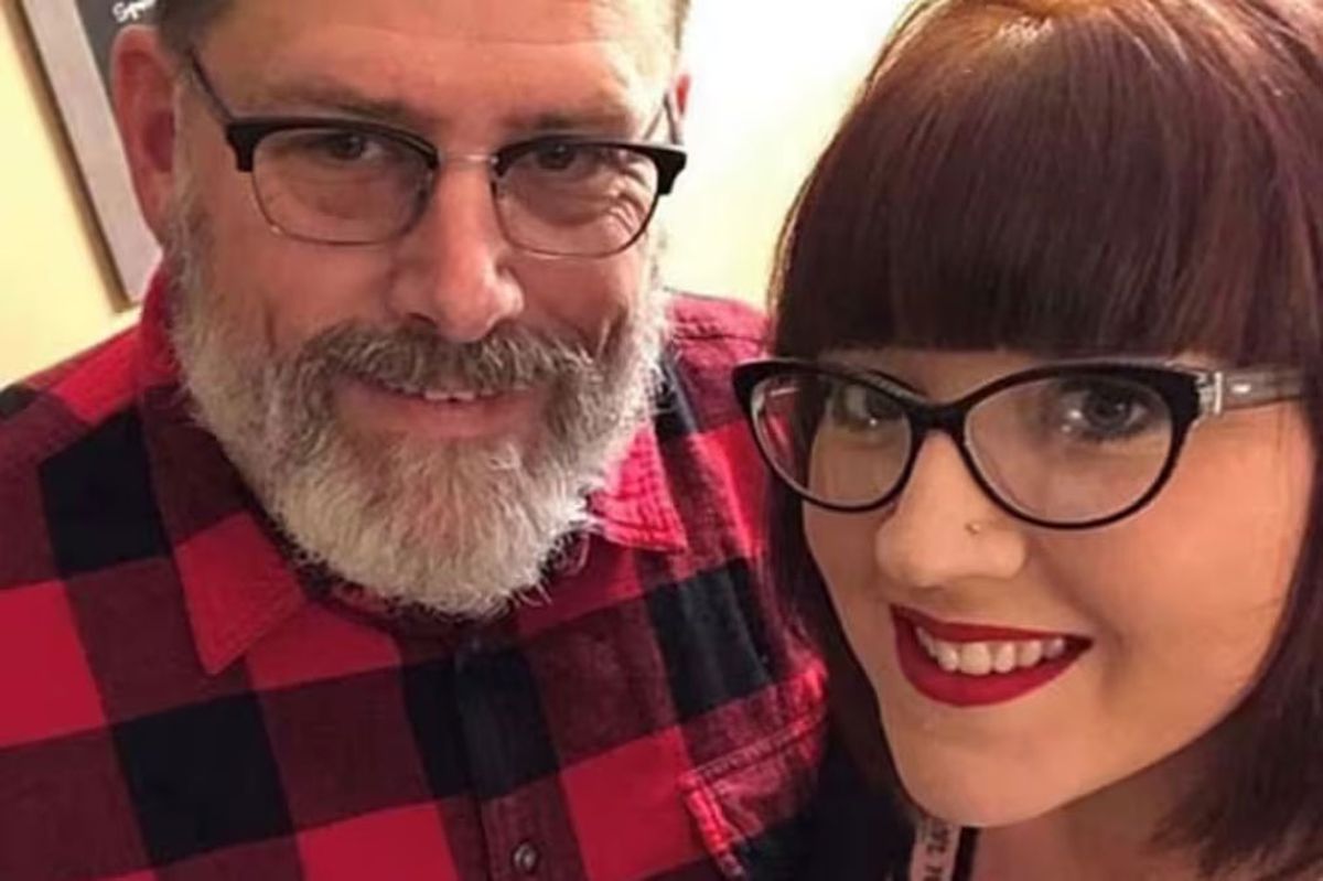 Erica comenzó una relación amorosa con su suegro Jeff Quiggle. Erica comenzó una relación amorosa con su suegro Jeff Quiggle.