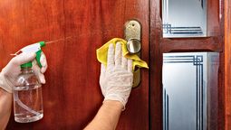 Un truco casero muy simple y económico para mantener las puertas impecables. 