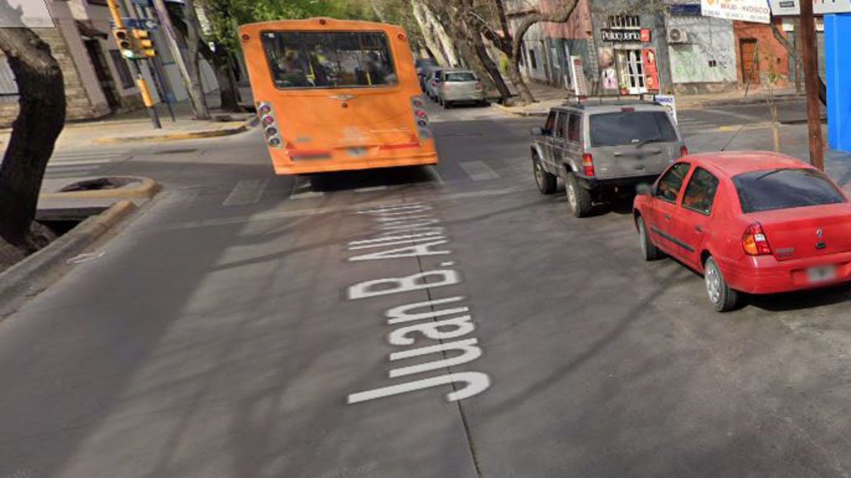 En Alberdi al 100, cerca del mediodía. un motochorro le robó $5 millones a un empresario.