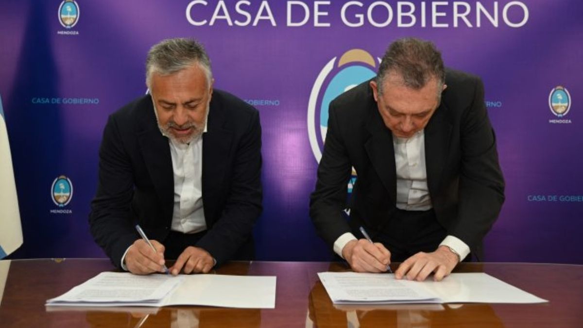 Alfredo Cornejo y el presidente del INTI, Daniel Afione, firmaron un convenio que permitirá la instalación de un laboratorio de verificación de alcoholímetros. Alfredo Cornejo y el presidente del INTI, Daniel Afione, firmaron un convenio que permitirá la instalación de un laboratorio de verificación de alcoholímetros.