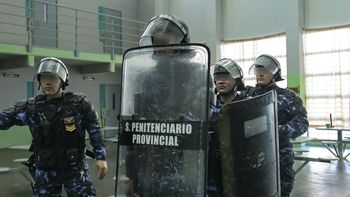 Mendoza lanzó una fuerza de requisa en cárceles y en su primer gran operativo secuestró drogas y armas Mendoza lanzó una fuerza de requisa en cárceles y en su primer gran operativo secuestró drogas y armas