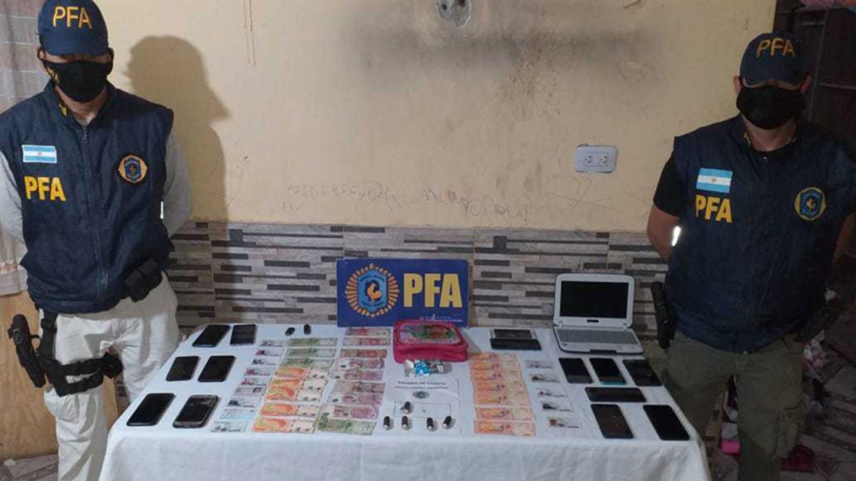 Los elementos secuestrados por la policía durante los allanamientos. También hallaron una camioneta, un rebenque y un taladro eléctrico