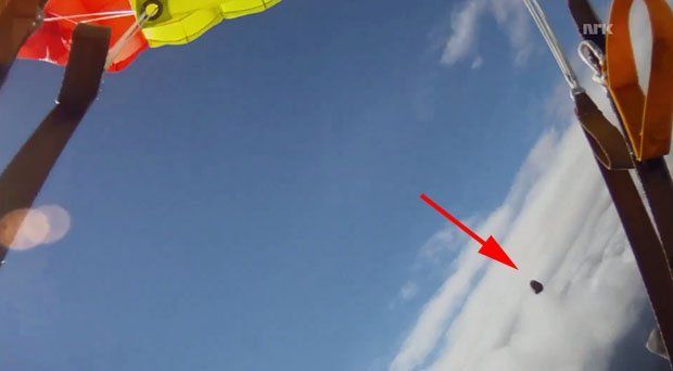 Video: un paracaidista noruego escapa por poco de un meteorito