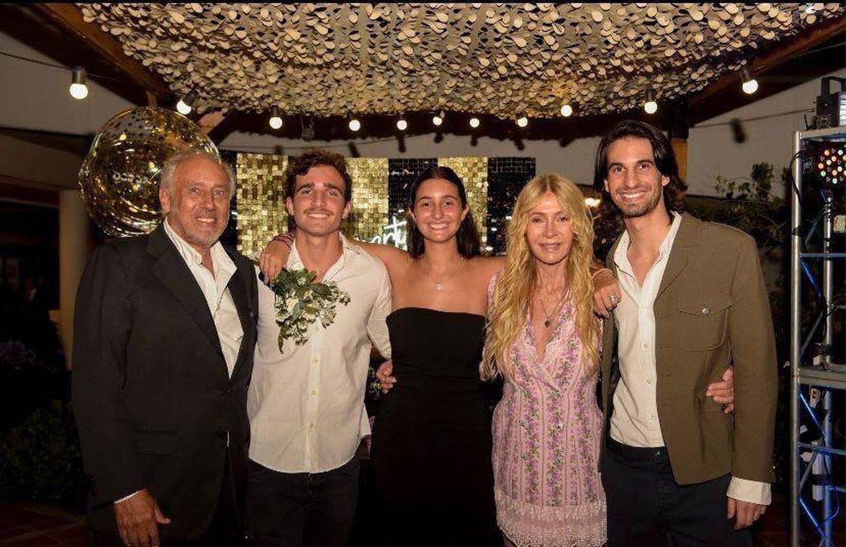 Cris Morena y Gustavo Yankelevich junto a sus nietos Franco, Azul y Valentín, hijos de Romina Yan. Cris Morena y Gustavo Yankelevich junto a sus nietos Franco, Azul y Valentín, hijos de Romina Yan.