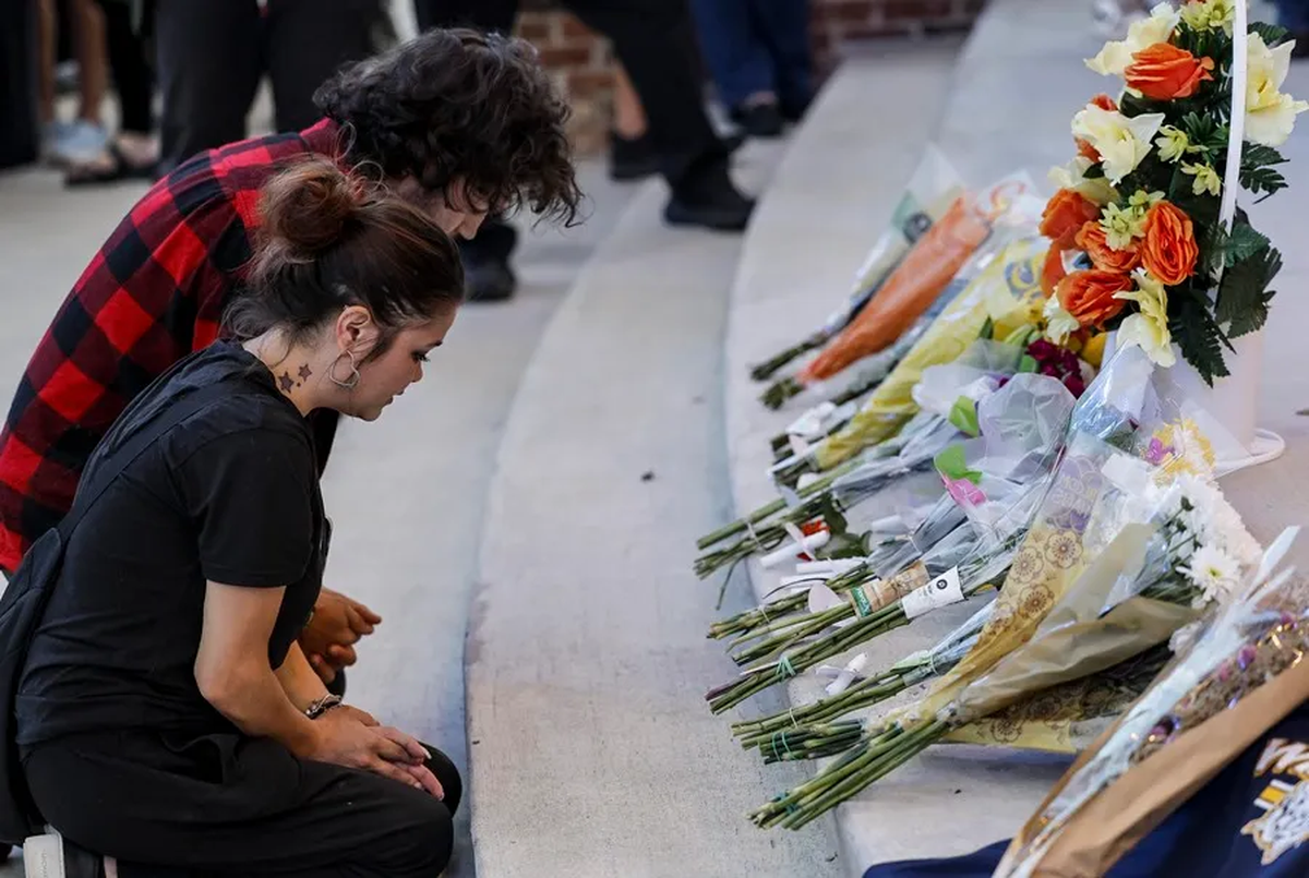 Familiares y la comunidad de Georgia están en vigilia por las víctimas del tiroteo en la escuela secundaria Apalachee en Winder. Crédito: EFE/EPA/Erik S. Lesser.