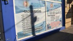 Las publicidades que hacía la falsa clínica allanada.