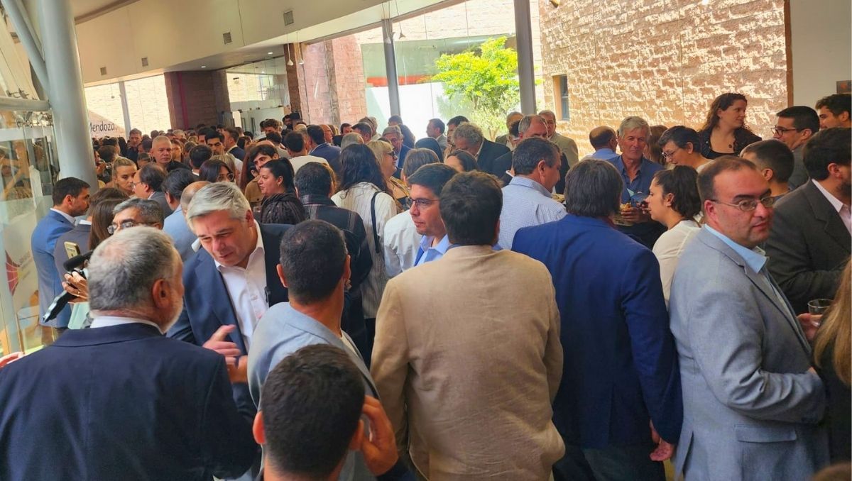 Una multitud espera por el presidente Javier Milei en San Rafael. Una multitud espera por el presidente Javier Milei en San Rafael.