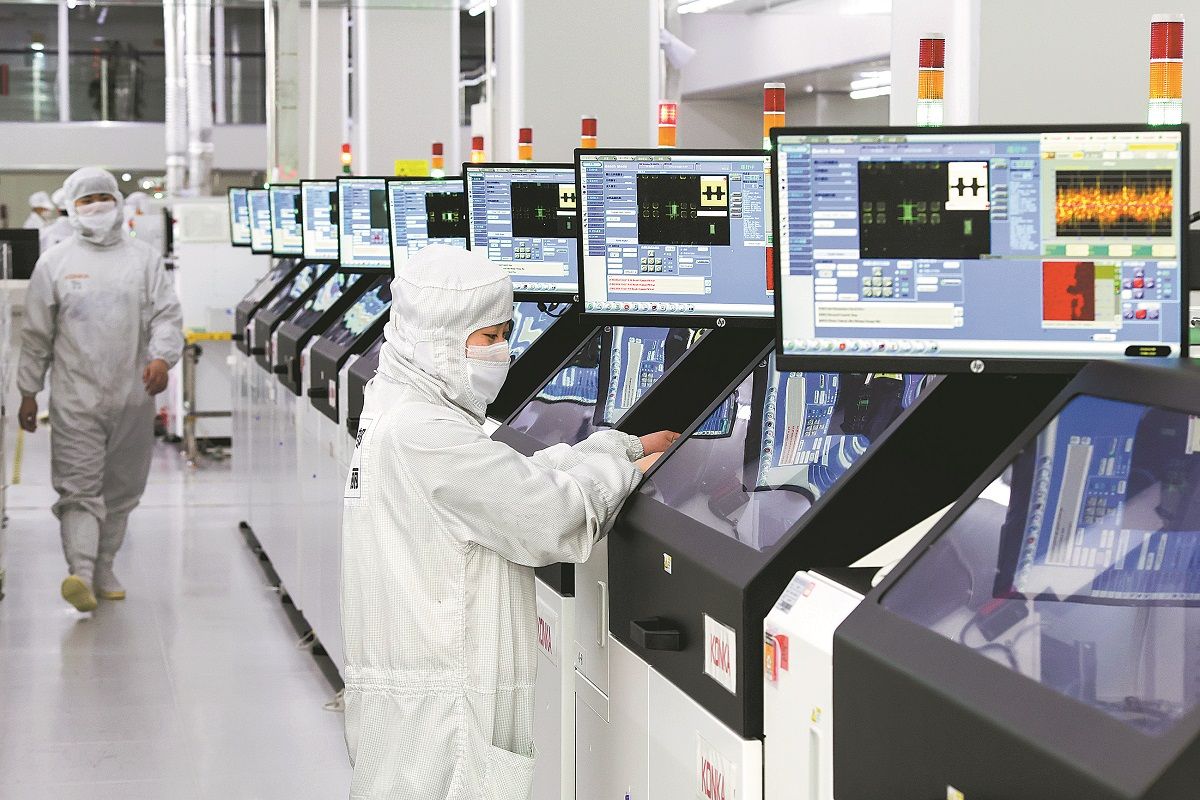 El 14 de marzo, los empleados trabajaron en un taller de producción de pantallas en Chongqing. ZENG QINGLONG / XINHUA