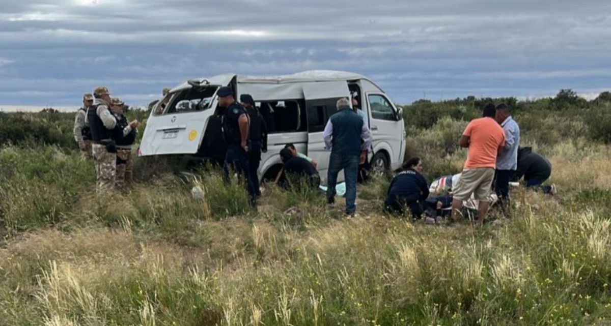 Volcó una fulgoneta, hay 14 heridos, entre ellos un menor en grave estado