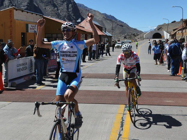 Luciano Montivero triunfó en Las Cuevas y quedó a un paso de ganar la Vuelta de Mendoza