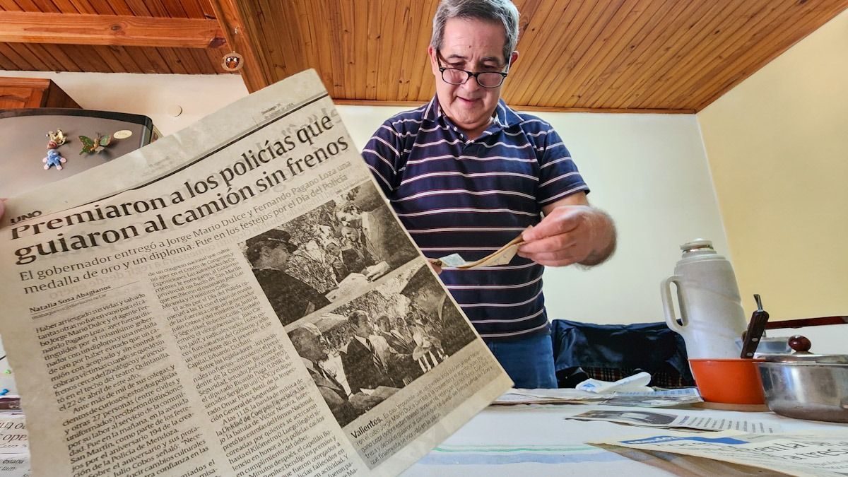 Jorge Dulce hoy, 20 años después del exitoso operativo que abrió paso al camión sin frenos desde el Parque hasta la plaza Independencia, con Diario UNO de la época. Fotos: Martín Pravata Jorge Dulce hoy, 20 años después del exitoso operativo que abrió paso al camión sin frenos desde el Parque hasta la plaza Independencia, con Diario UNO de la época. Fotos: Martín Pravata