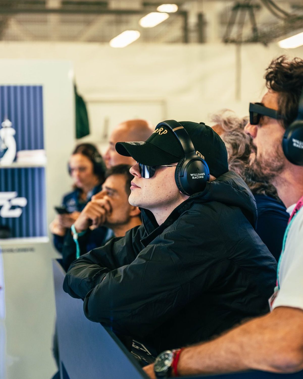 Bizarrap en el box de Williams acompañando a Franco Colapinto. Bizarrap en el box de Williams acompañando a Franco Colapinto.