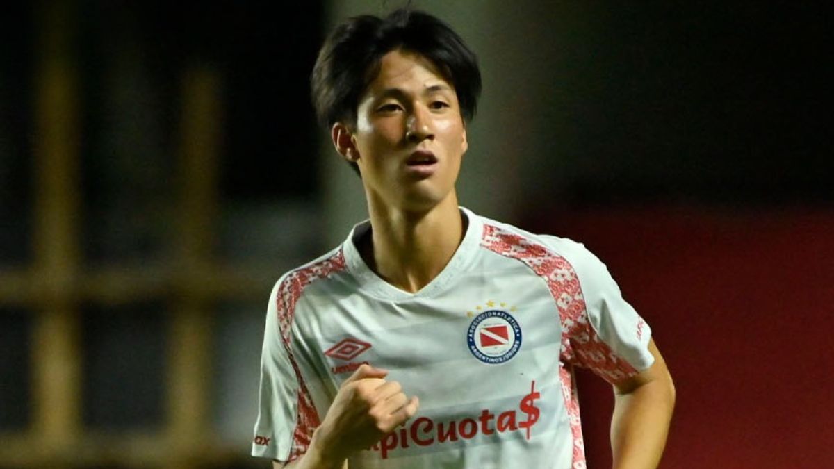 Quién es el jugador japonés que debutó en Argentinos Juniors y es sorpresa en el fútbol argentino