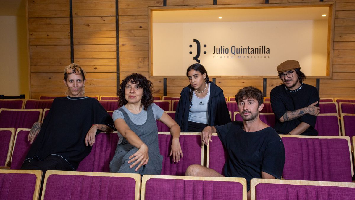 Parte del equipo de la Comedia Municipal. Parte del equipo de la Comedia Municipal.