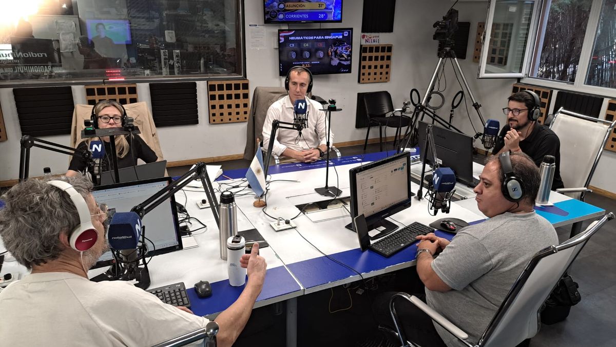 El periodista Hugo Alconada Mon en radio Nihuil en un momento de alto voltaje político que complica la candidatura de José Luis Espert. Este viernes presenta Topos
