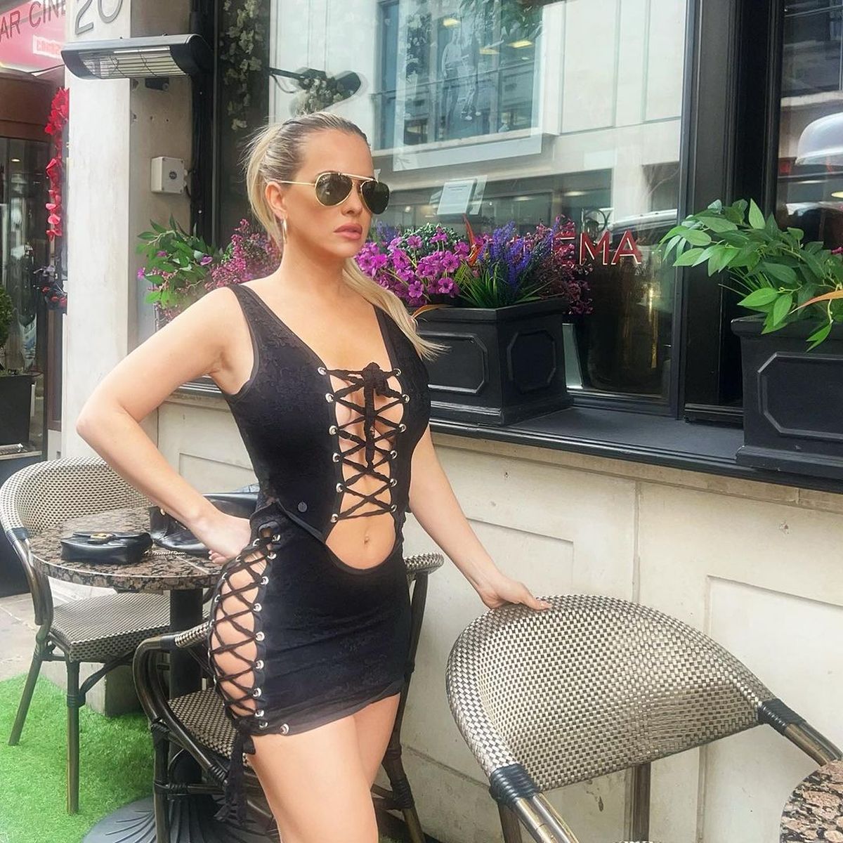 Sin ropa interior, Alejandra Maglietti paraliza Londres mostrándose con su mini vestido más audaz.