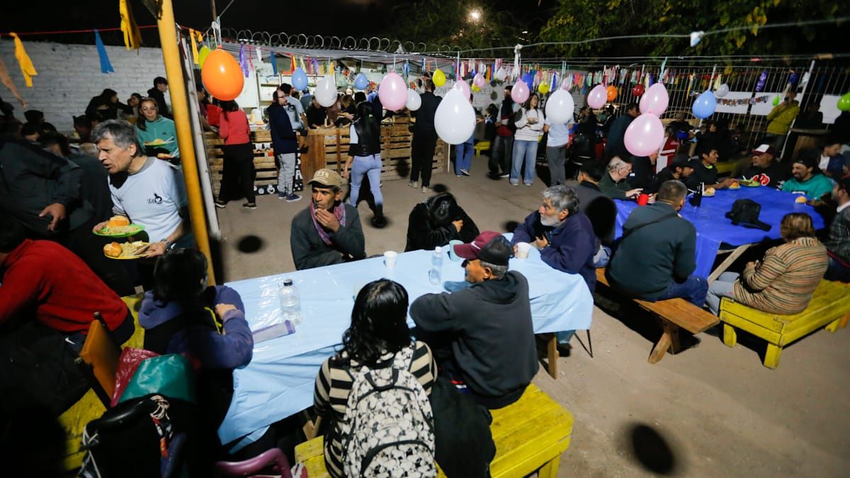 El grupo solidario UPA celebró 11 años de existencia con la gente de El Patio Callejero. Foto: Nicolás Rios.