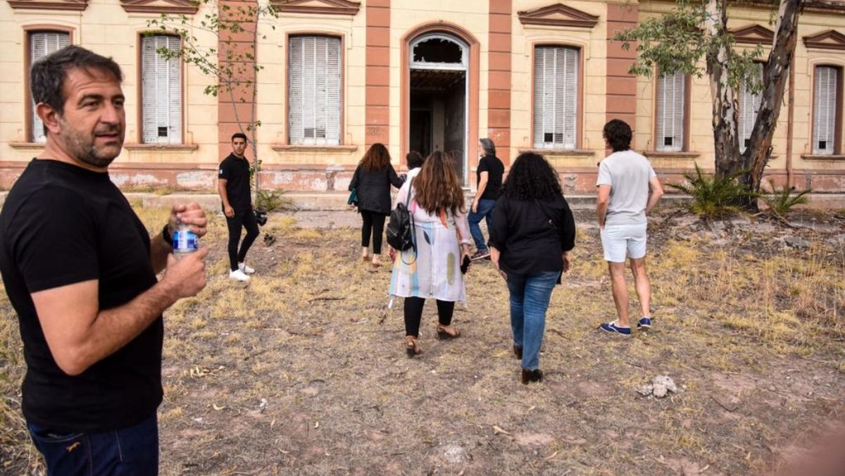 Isgro (izquierda) durante el recorrido por las instalaciones donde está planeado emplazar al Espacio Quino.