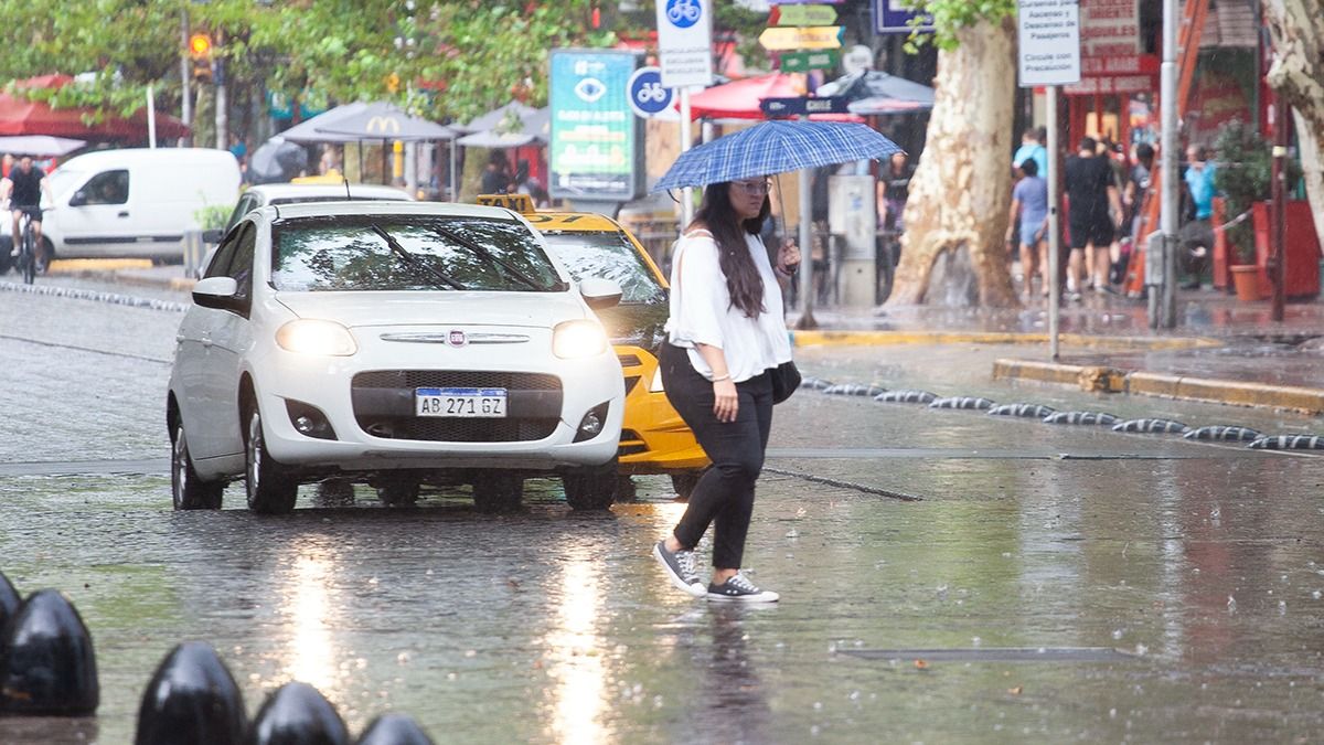 Las lluvias se mantendrán hasta el miércoles al mediodía y hay alerta naranja por la intensidad que pueden tener en algunos sectores de Mendoza.