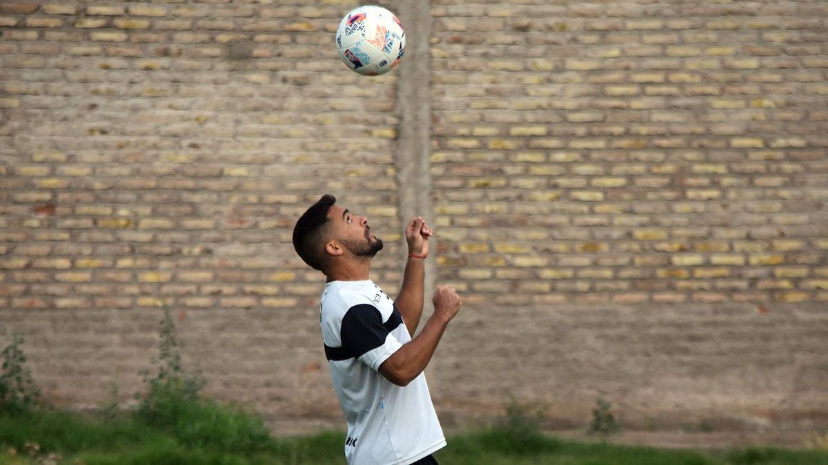 El defensor Gabriel Vallés tuvo su debut con la camiseta de Gimnasia y Esgrima.