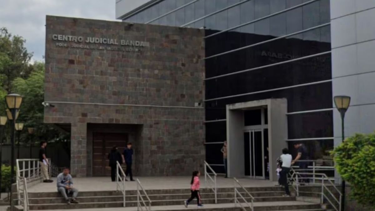 En los festejos por el Año Nuevo, una joven de 23 años fue drogada y abusada sexualmente por un amigo de su hermana mayor. En los festejos por el Año Nuevo, una joven de 23 años fue drogada y abusada sexualmente por un amigo de su hermana mayor.