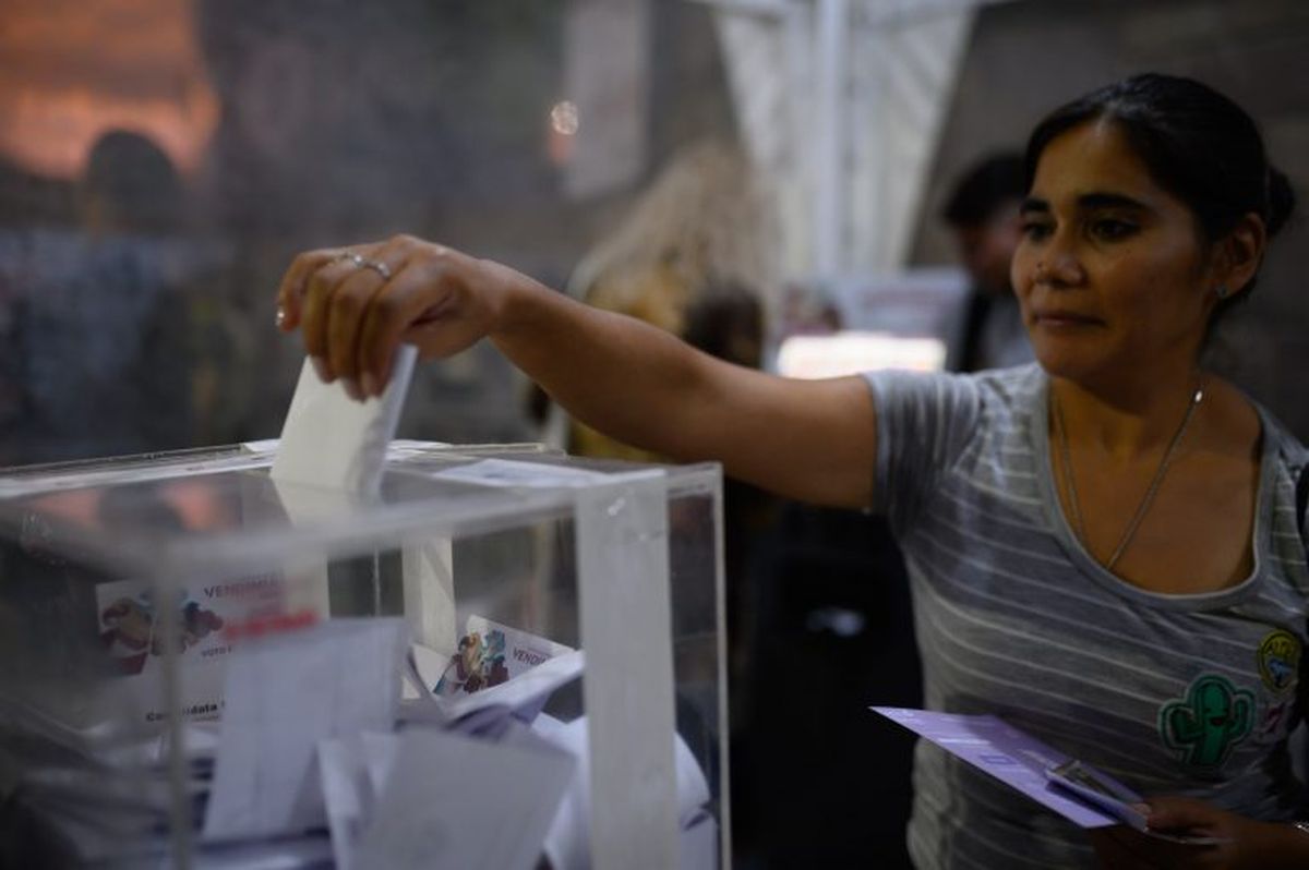 Bajo una modalidad diferente, ya sin sorteo de números por terminación de DNI sino por asientos se destinarán casi 300 votos al público para que elija a su candidata a reina de la Vendimia. Bajo una modalidad diferente, ya sin sorteo de números por terminación de DNI sino por asientos se destinarán casi 300 votos al público para que elija a su candidata a reina de la Vendimia.