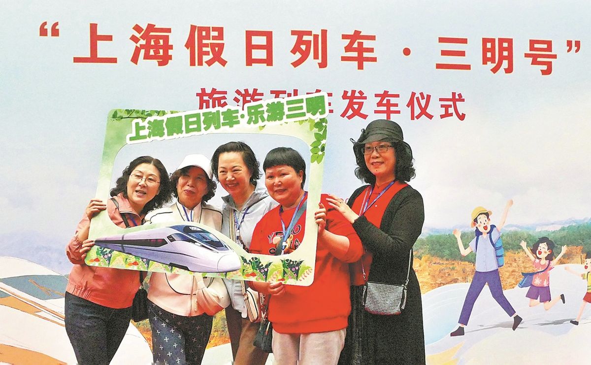 Cinco turistas se hacen una foto antes de tomar un tren especial para mayores desde Shanghai a Sanming, provincia de Fujian. LIU WEIXING / XINHUA Cinco turistas se hacen una foto antes de tomar un tren especial para mayores desde Shanghai a Sanming, provincia de Fujian. LIU WEIXING / XINHUA