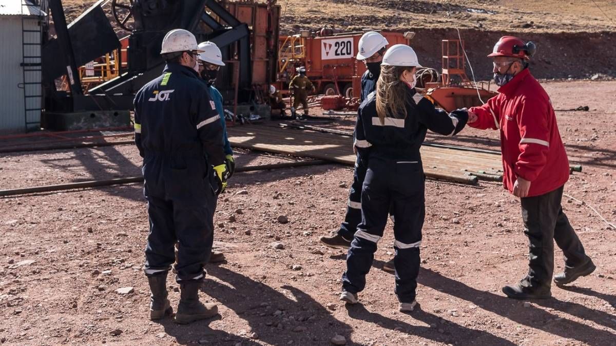 Se buscan estrategias para optimizar la producción, promover nuevas inversiones y generar condiciones de previsibilidad que permitan sostener la actividad y el empleo en Mendoza. Se buscan estrategias para optimizar la producción, promover nuevas inversiones y generar condiciones de previsibilidad que permitan sostener la actividad y el empleo en Mendoza.