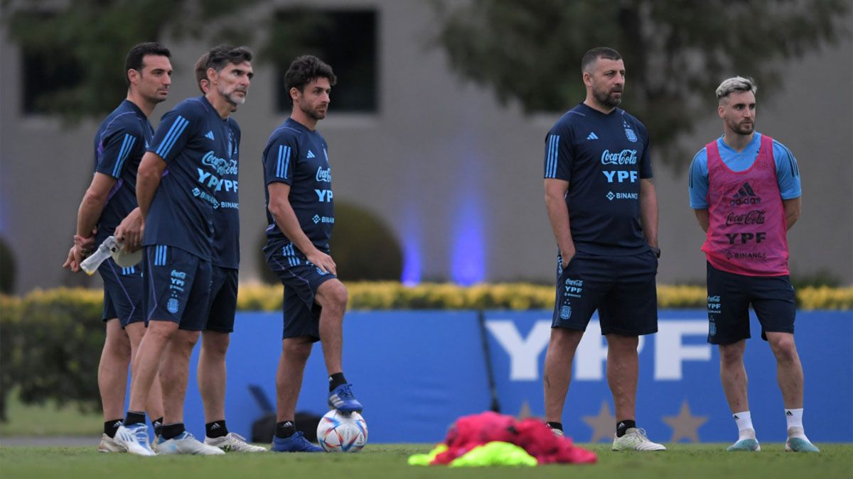 Tagliafico y el cuerpo técnico en el entrenamiento de este miércoles en Ezeiza