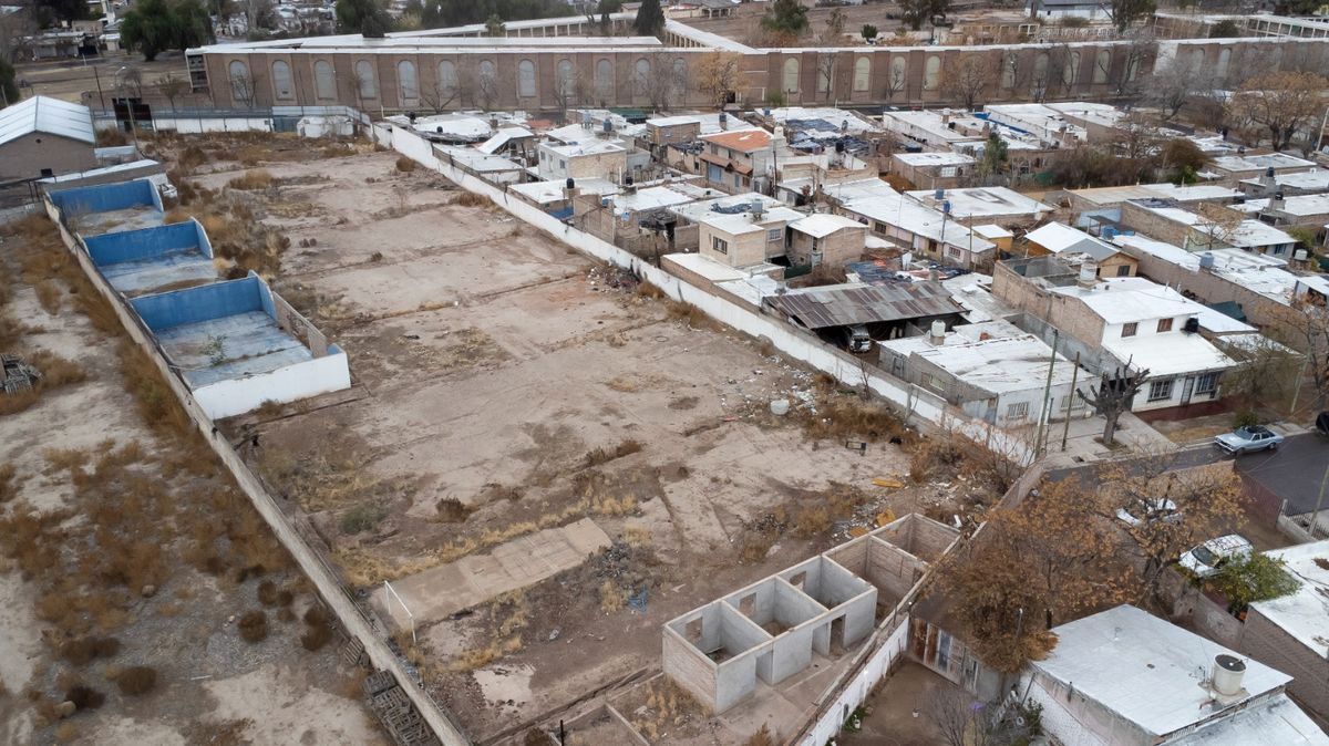 El terreno que era de Gil Pereg está ubicado en calle Julio A. Roca 6.079, justo frente al cementerio de Guaymallén. El terreno que era de Gil Pereg está ubicado en calle Julio A. Roca 6.079, justo frente al cementerio de Guaymallén.