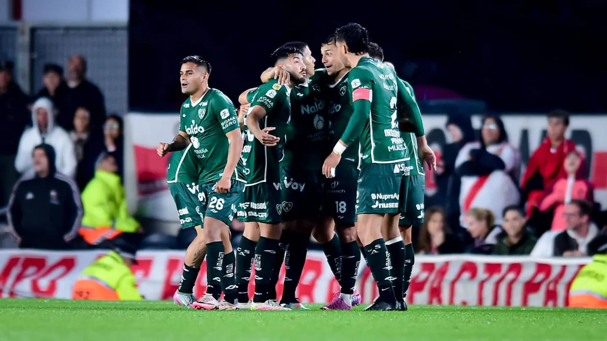 Sarmiento sorprendió a River en El Monumental y los hinchas perdieron la paciencia. 
