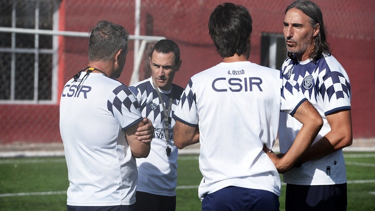 El cuerpo técnico comandado por Ever Demaldé en la práctica que se realizó en FADEP.