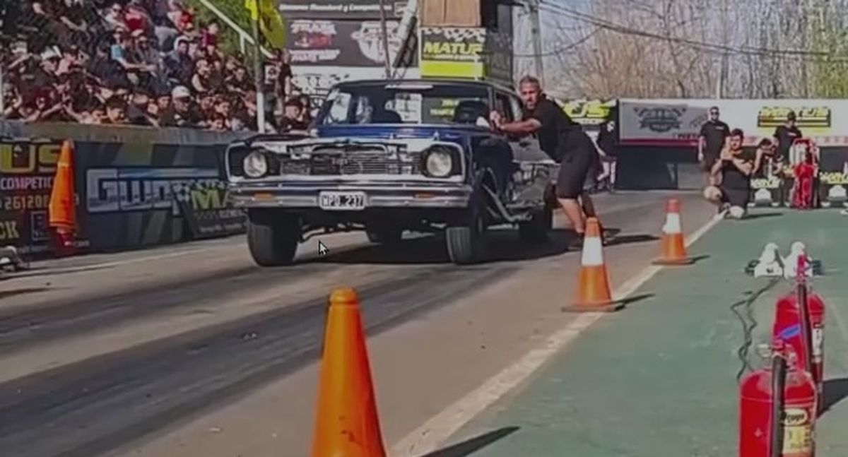 El Chevrolet azul que chocó en las Picadas de Lavalle. Este martes murió Morena González, de 18 años.