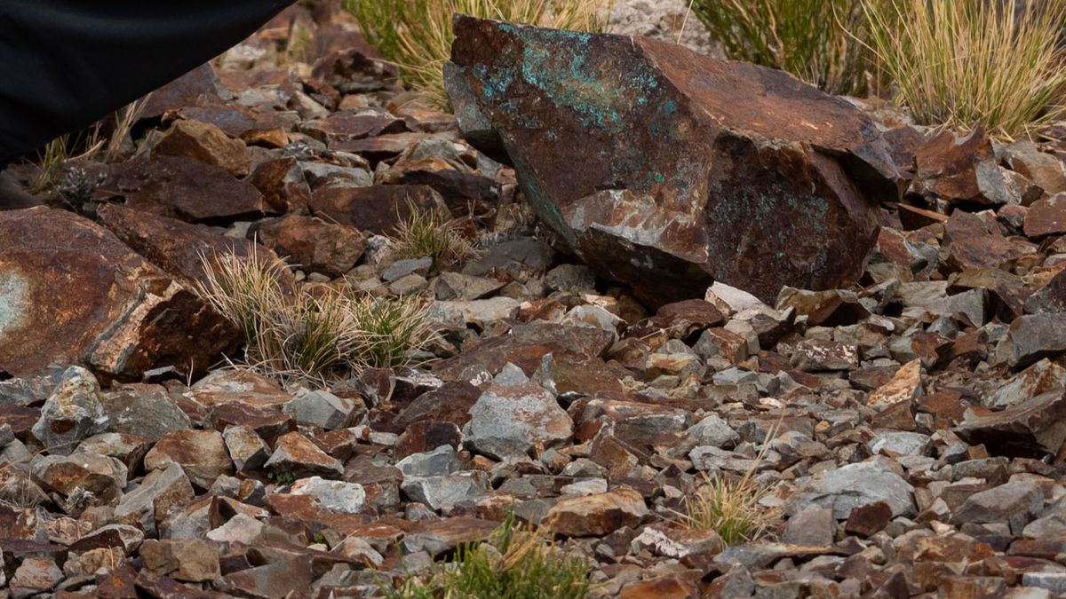 Rocas con sulfato de cobre a simple vista en Uspallata. ¿La minería será posible?