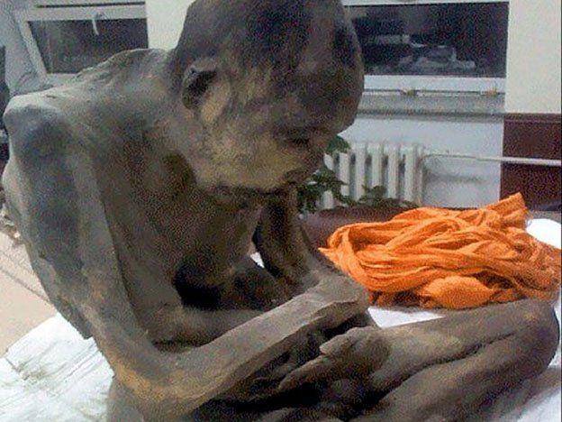 Hallan momificado a un monje que murió meditando hace 200 años