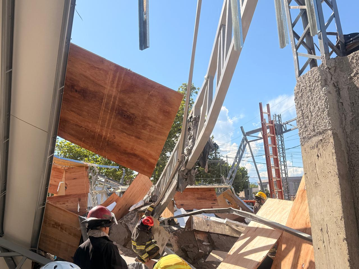 Mientras el SEC atendía los heridos, bomberos de Maipú y la policía aseguraron el lugar para evitar más riesgos tras el derrumbe del techo