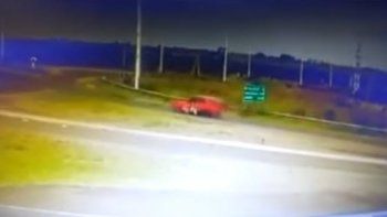 Video: no quiso parar en un control y arrastró a un policía 80 metros arriba del auto